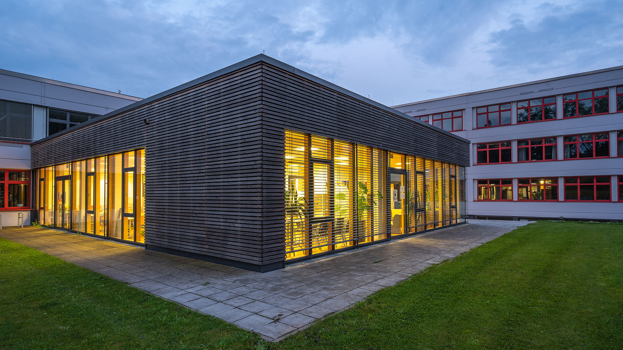 Zweiter Anbau mit neuem Lehrerbereich und Cafeteria