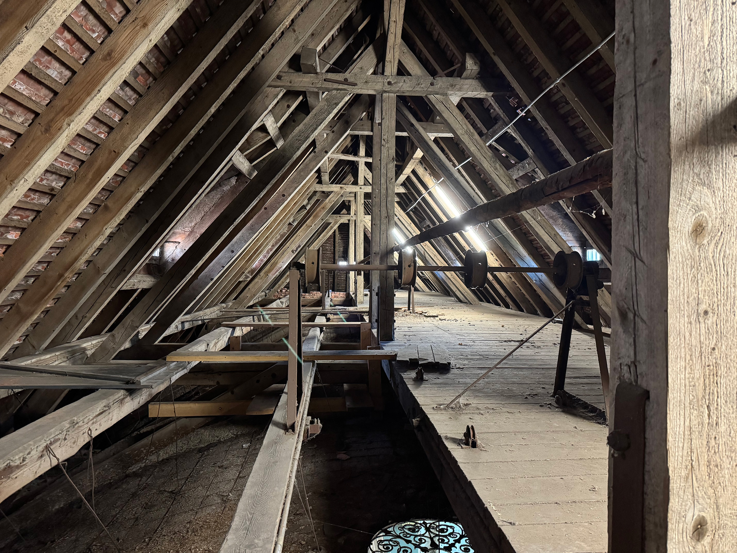 Dachstuhl der Sporthalle